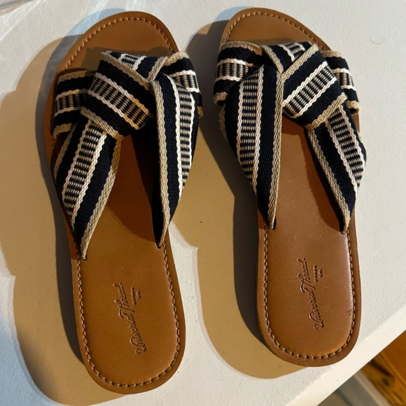 Universal Thread Woven Slides Knotted - Picture 1 of 6